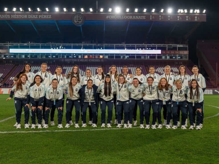 Jugadoras de la selección argentina femenina celebrando en el campo de juego