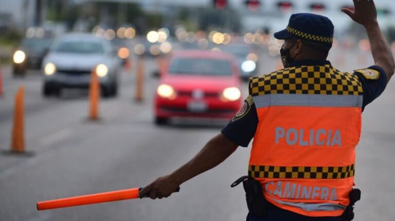 Agente de Policía Caminera en ruta de Córdoba realizando control de tránsito