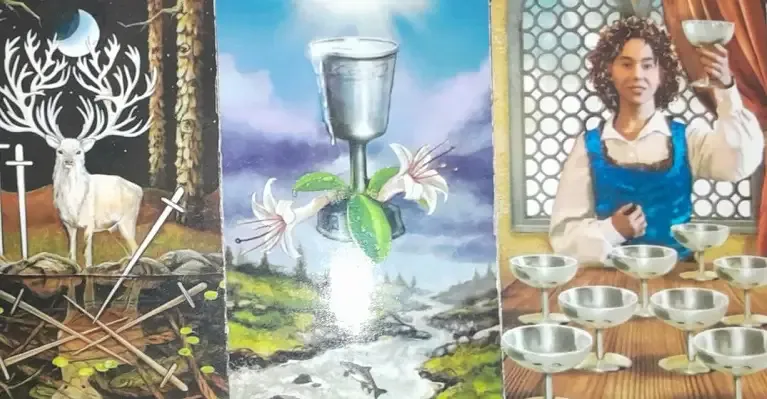 Tres cartas de tarot: Siete de espadas, As de copas y Nueve de copas