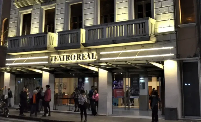 Fachada del Teatro Real de Córdoba durante su 99° aniversario