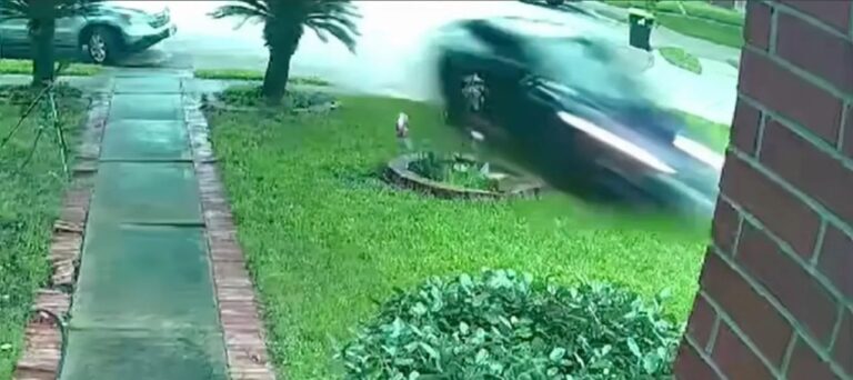 Tesla Model 3 accidentado contra una casa en Texas