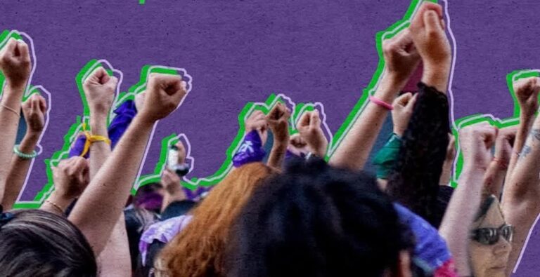 Mujeres con carteles en una protesta frente a tribunales de Córdoba