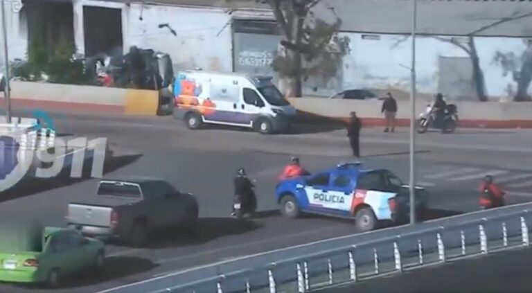 Ambulancia y vehículos policiales en operativo de traslado de bebé