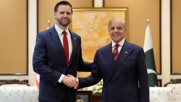 Bandera de Estados Unidos e Irán en una mesa de negociaciones