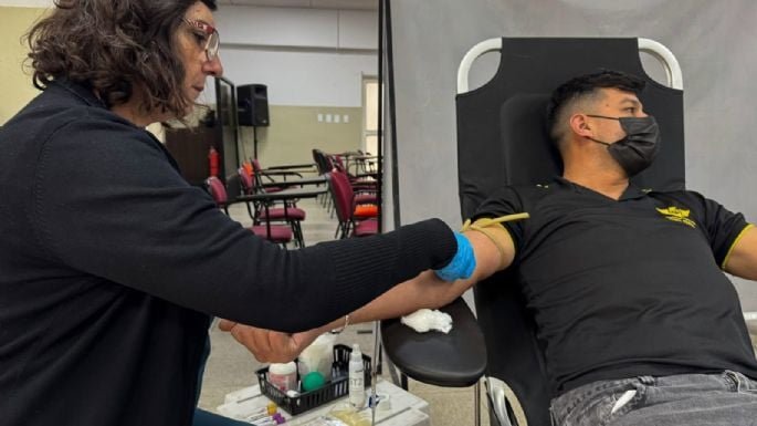 Efectivos de la FPA durante una jornada de donación de sangre en Córdoba