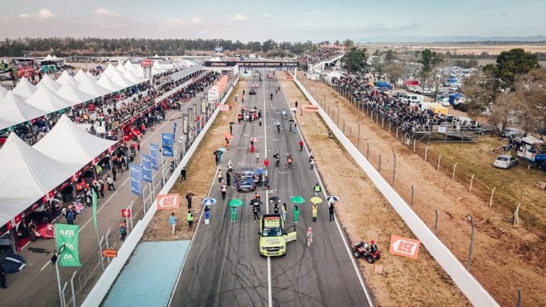 Facundo Chapur celebrando su victoria en el Autódromo Oscar Cabalén