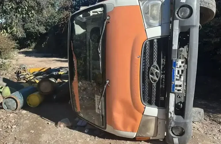 Camión volcado con garrafas en Huerta Grande