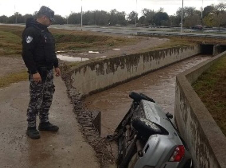 Vuelco de vehículo en la Ruta Nacional 9, variante Juárez Celman