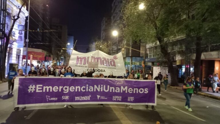 Mujeres marchando con carteles de Ni Una Menos en una calle de Córdoba