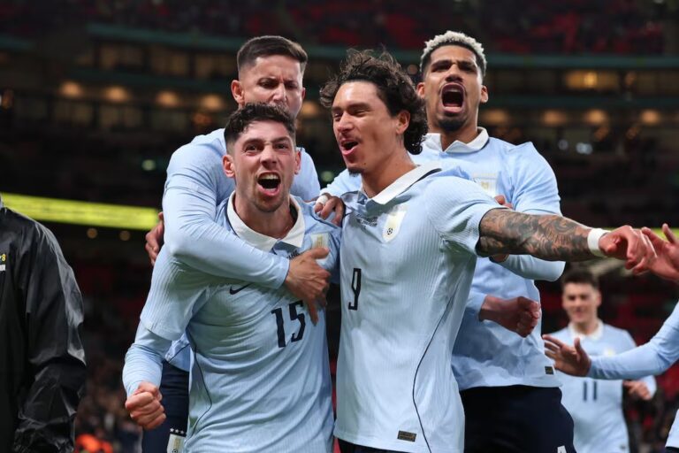 Jugadores de Uruguay y Arabia Saudita en el campo de juego del Miami Stadium