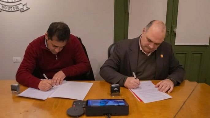 Firma de convenio entre el intendente Daniel Spadoni y el rector Gabriel Raya Tonetti en Valle Hermoso