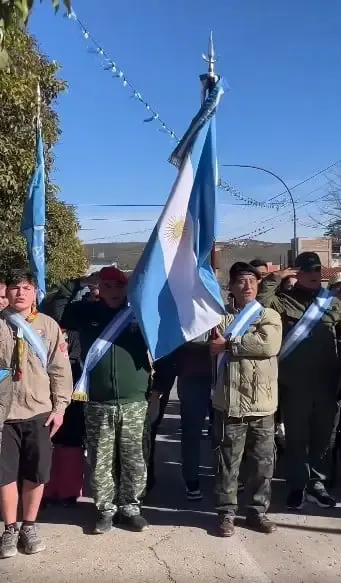 Acto en la Plaza General Manuel Belgrano de Valle Hermoso con alumnos y cadetes