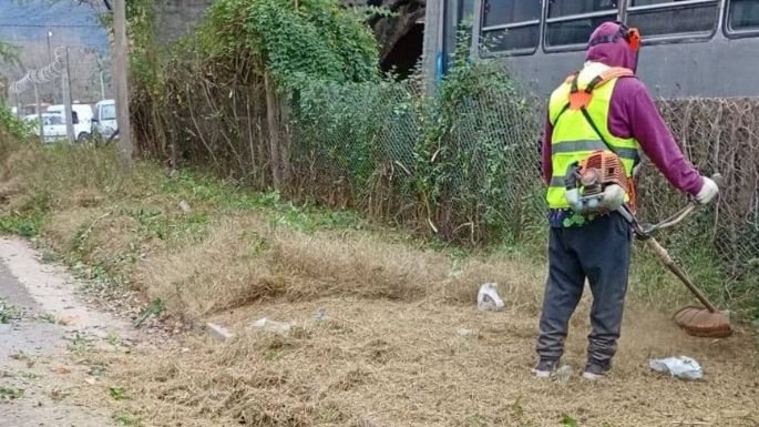 Equipo de Obras Públicas de Valle Hermoso realizando tareas de mantenimiento en la vía pública