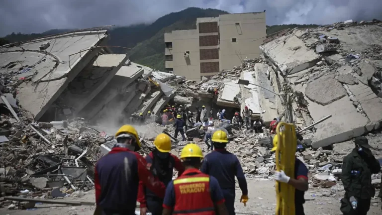 Equipos de rescate trabajan entre escombros tras terremoto en Venezuela