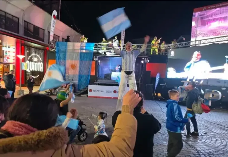 Pantalla gigante y público en el Fan Fest Mundial en Villa Carlos Paz