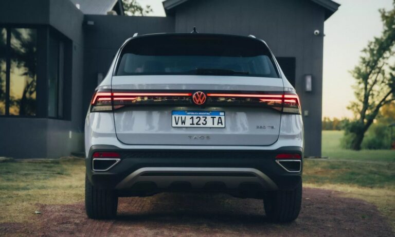 Volkswagen Taos rojo estacionado, vista frontal