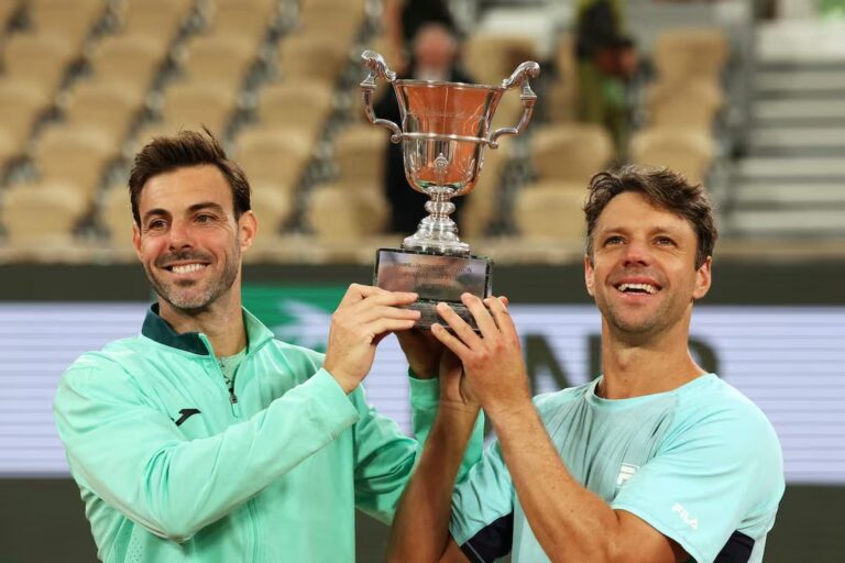 Horacio Zeballos y Marcel Granollers con el trofeo de campeones de Roland Garros