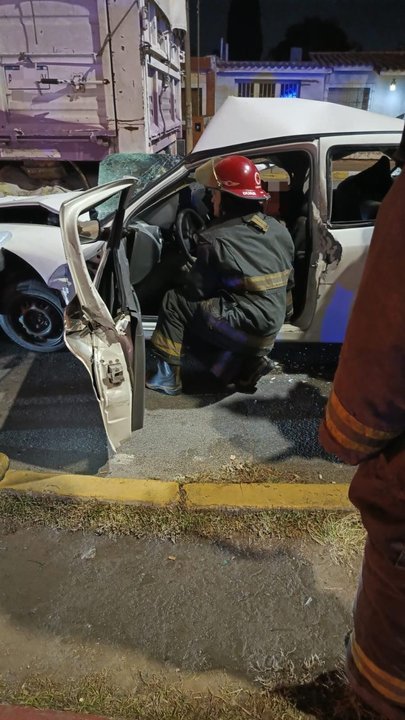 Bomberos trabajan en el rescate de una persona atrapada tras un choque en avenida Fuerza Aérea, Córdoba