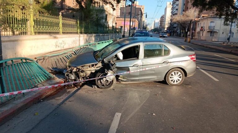 Auto destruido frente al colegio Carbó en Córdoba