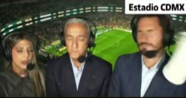 Periodistas ecuatorianos siendo agredidos con cerveza en el estadio Azteca