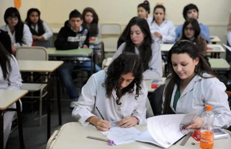 Estudiantes en un aula de escuela secundaria en Córdoba