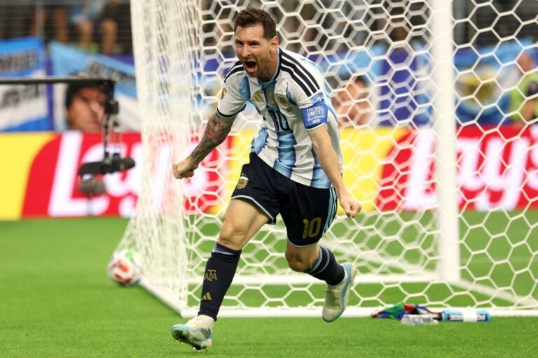 Jugadores de la Selección Argentina celebrando un gol en el Hard Rock Stadium de Miami