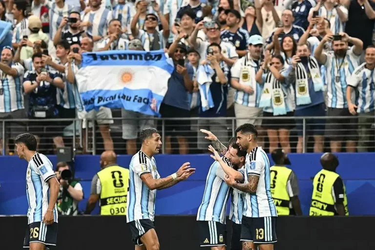 Jugadores de la Selección Argentina celebrando tras el partido contra Cabo Verde en el estadio de Miami