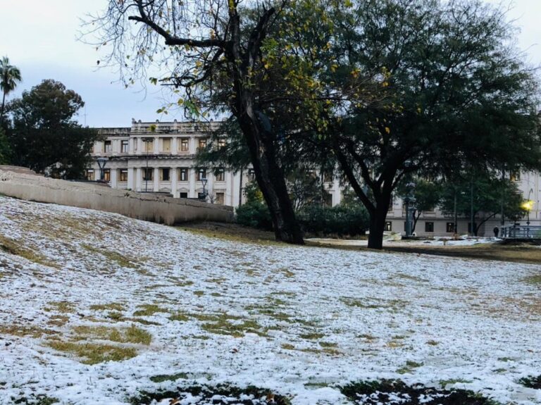Hospital de Córdoba con pacientes en sala de espera