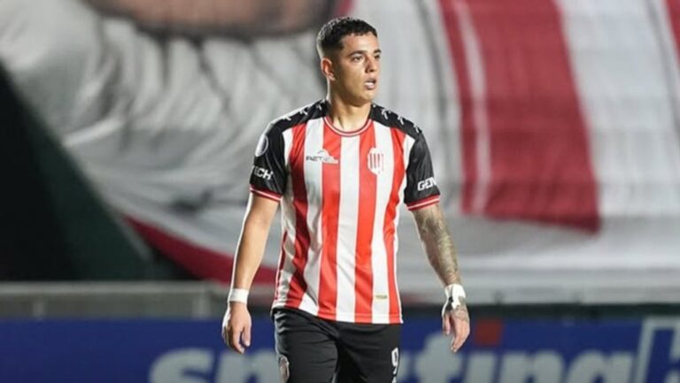 Gonzalo Morales, delantero cordobés, durante un partido con la camiseta de Barracas Central