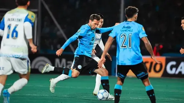 Jugadores de Belgrano celebrando un gol en el estadio Julio César Villagra