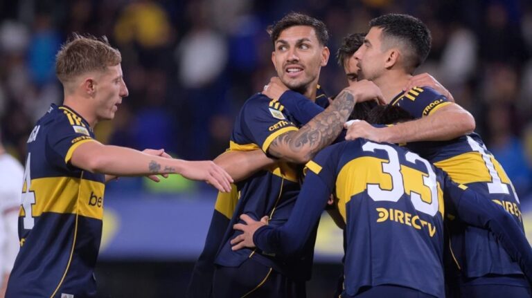 Estadio La Bombonera con jugadores de Boca Juniors en la cancha