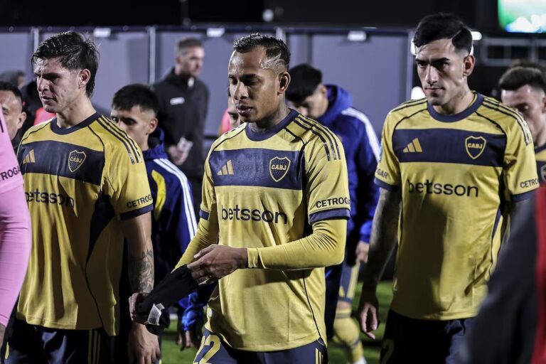 Jugadores de Boca Juniors durante el partido contra Deportivo Riestra en el estadio Guillermo Laza