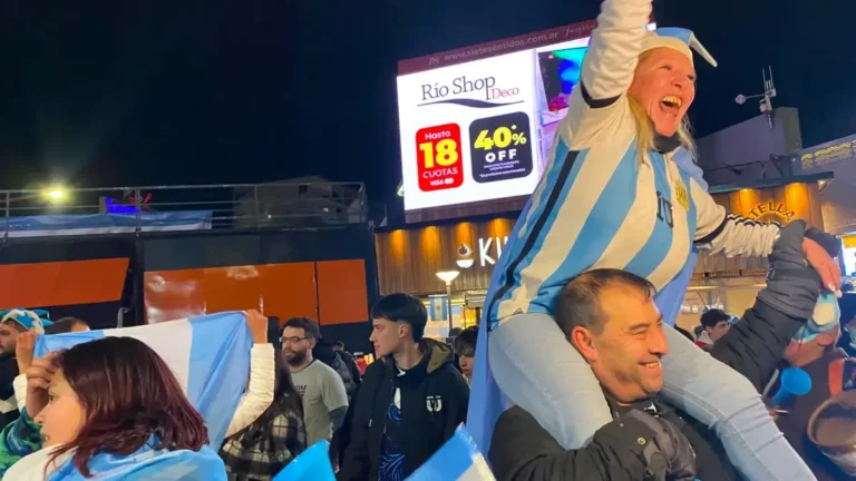 Multitud en el Fan Fest de Villa Carlos Paz con banderas argentinas celebrando la clasificación al Mundial