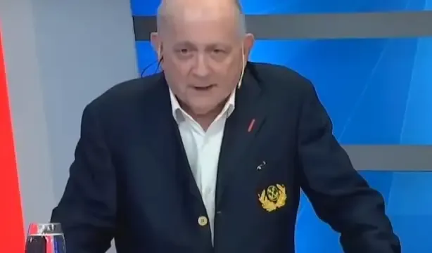 Fotografía de Chiche Gelblung en un estudio de televisión
