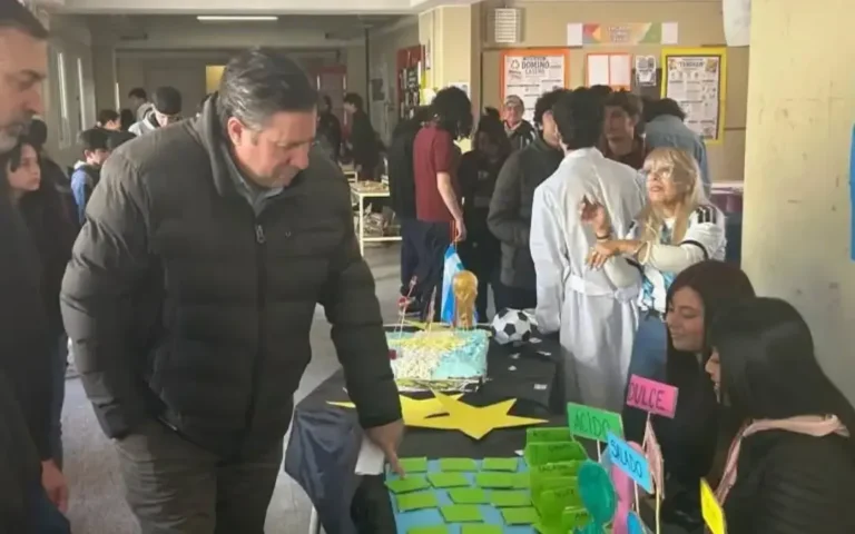 Intendente Germán Corazza y director Nelson Romero en la Feria de Ciencias de Huerta Grande