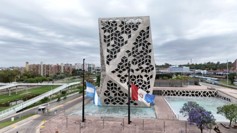 Bandera de Córdoba a media asta en edificio público
