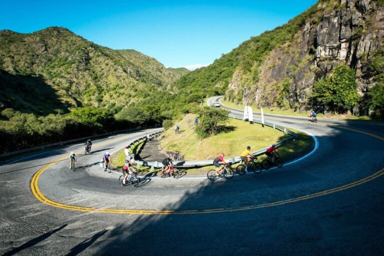 Ciclistas en la ruta durante L’Étape Argentina en Córdoba