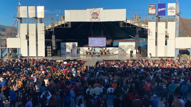 Plaza Próspero Molina colmada de público durante el cierre del Cosquín de Peñas 2026