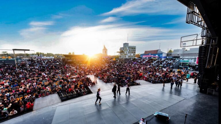 Multitud en la Plaza Próspero Molina durante el cierre del Cosquín de Peñas 2026