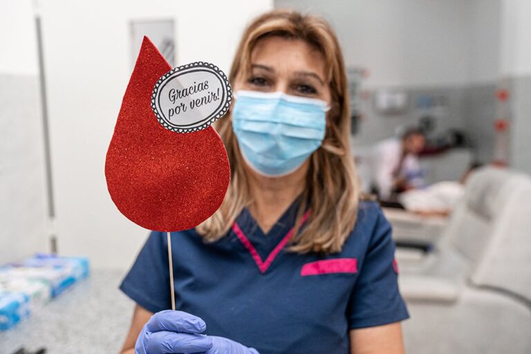 Persona donando sangre en una colecta del Banco de Sangre de Córdoba