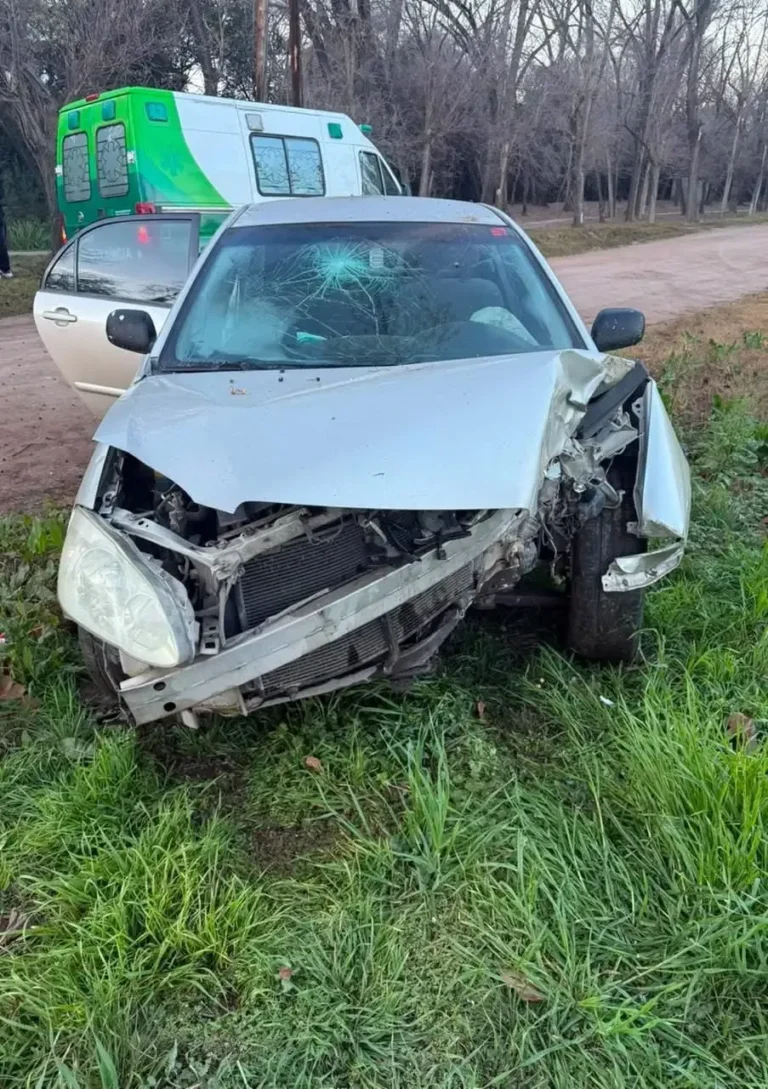Siniestro vial en Villa del Totoral: auto contra árbol