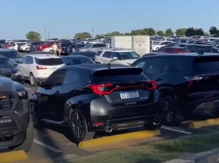 Toyota Yaris GR negro en ruta durante travesía de Neuquén a Texas