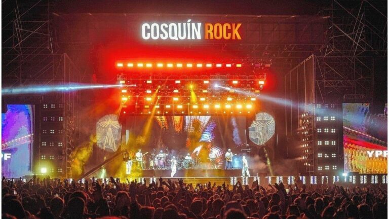Logotipo de Cosquín Rock con fondo de escenario y luces