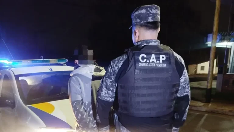 Policía en Villa Carlos Paz detiene a dos hombres en complejo residencial