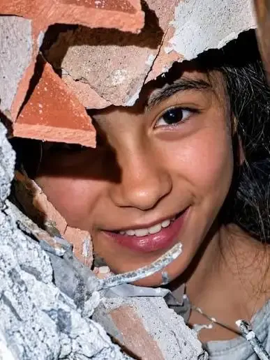 Fotografía de Fabiana Blanco, adolescente rescatada tras el terremoto en Venezuela, mostrando una expresión de calma y agradecimiento