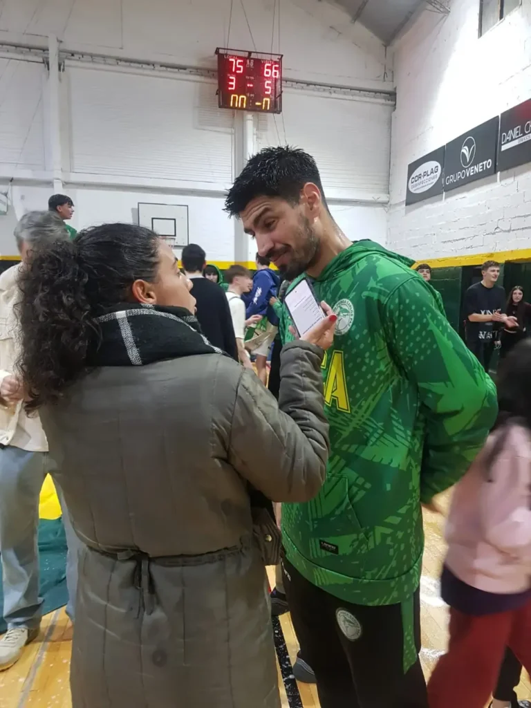 Francisco Quinteros, director técnico del Club de Pesca de Villa Carlos Paz, durante la celebración del título del Torneo Apertura A1 de la ACBB.