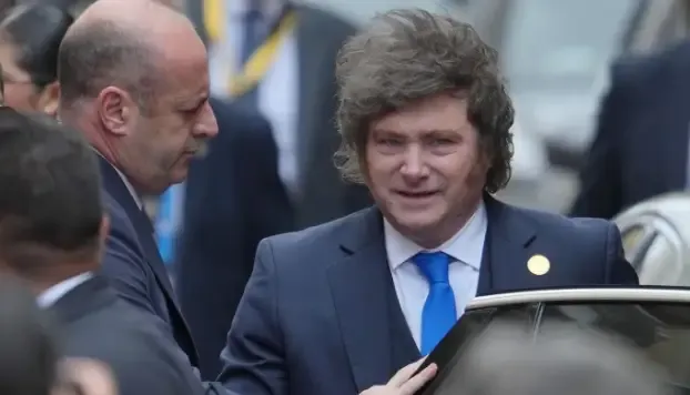 Firma del Decreto de Necesidad y Urgencia 681/2026 por el presidente Javier Milei