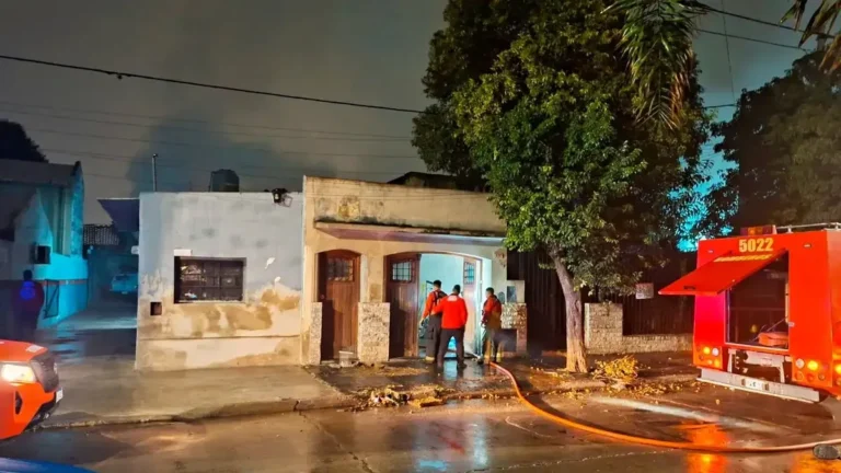 Vivienda incendiada en barrio Pueyrredón con autopartes en su interior