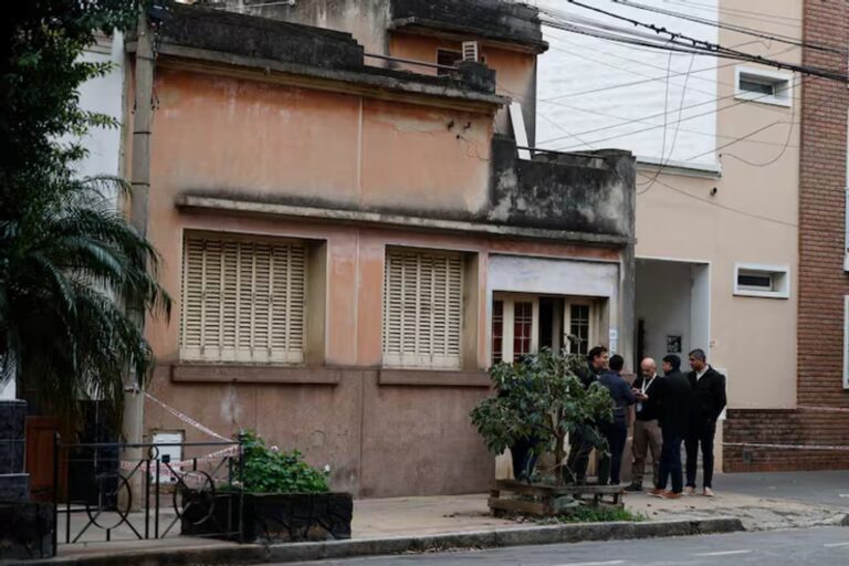 Vista exterior de la casa de Claudio Barrelier durante la inspección ocular con vallado policial