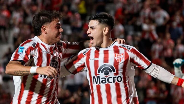 Jugadores de Instituto celebran un gol en el estadio Juan Domingo Perón